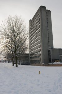 818227 Gezicht op het kantoorgebouw van de Belastingdienst (Gerbrandystraat 20) te Utrecht, in de sneeuw.